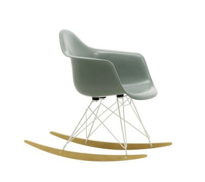 Eames Schaukelstuhl RAR von Vitra, Fiberglas Armlehnstuhl in Grau mit Holz-Kufen und Drahtgestell.